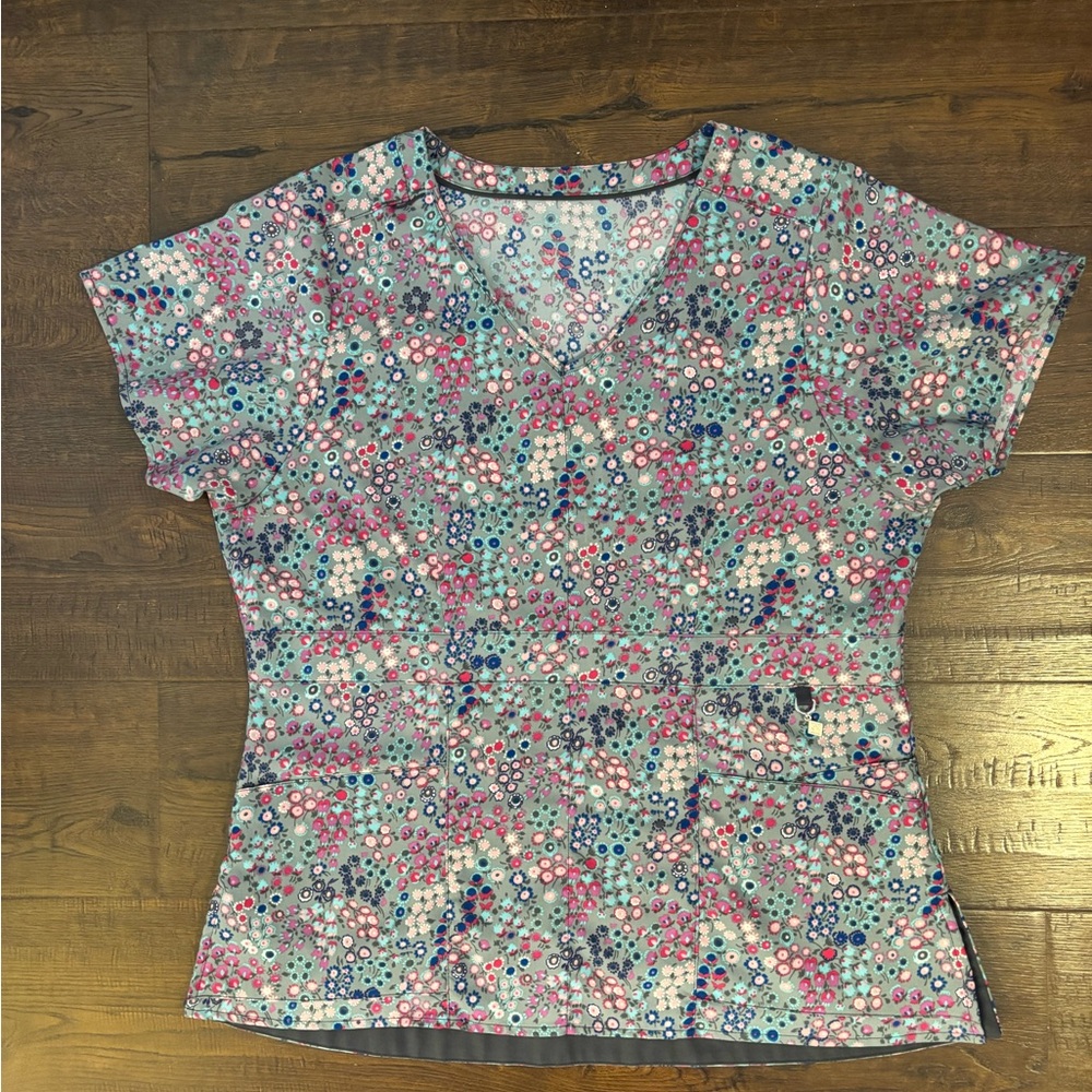 Vera Bradley Lot of Scrub Tops - Picture 9 of 11